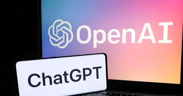 Екрани ноутбука та смартфона з логотипами OpenAI і ChatGPT на світлому тлі