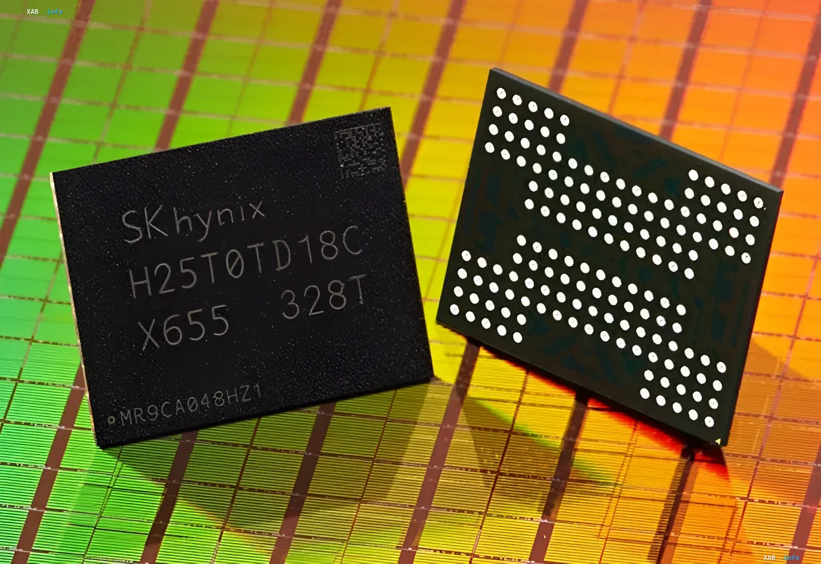 Два сучасні мікрочипи пам'яті SK hynix лежать на кремнієвій пластині із зеленою та жовтою розміткою
