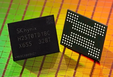 Два сучасні мікрочипи пам'яті SK hynix лежать на кремнієвій пластині із зеленою та жовтою розміткою