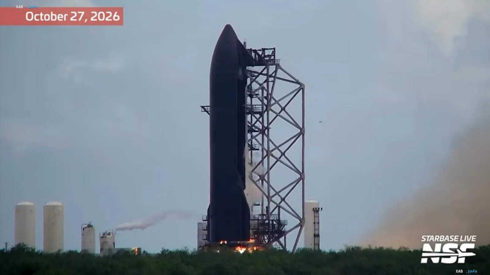 Черная космическая ракета Starship S42 на стартовой башне комплекса SpaceX в Техасе