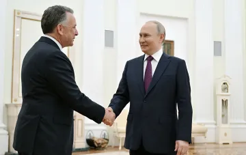 Рукопожатие Владимира Путина с представителем США на фоне переговоров об энергетике и экономике