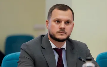 Der ukrainische Wiederaufbau- und Infrastrukturminister Mykola Kalaschnik bei einer Sitzung im Business-Anzug