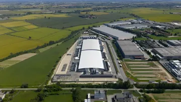 Luftaufnahme eines großen Industriegeländes und Rechenzentrums inmitten ländlicher Umgebung