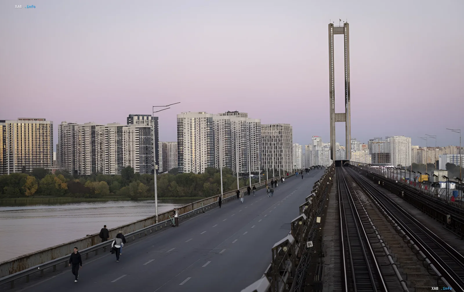 Южный мост в Киеве с пилоном и железнодорожными путями в вечернее время