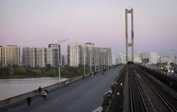 Южный мост в Киеве с пилоном и железнодорожными путями в вечернее время