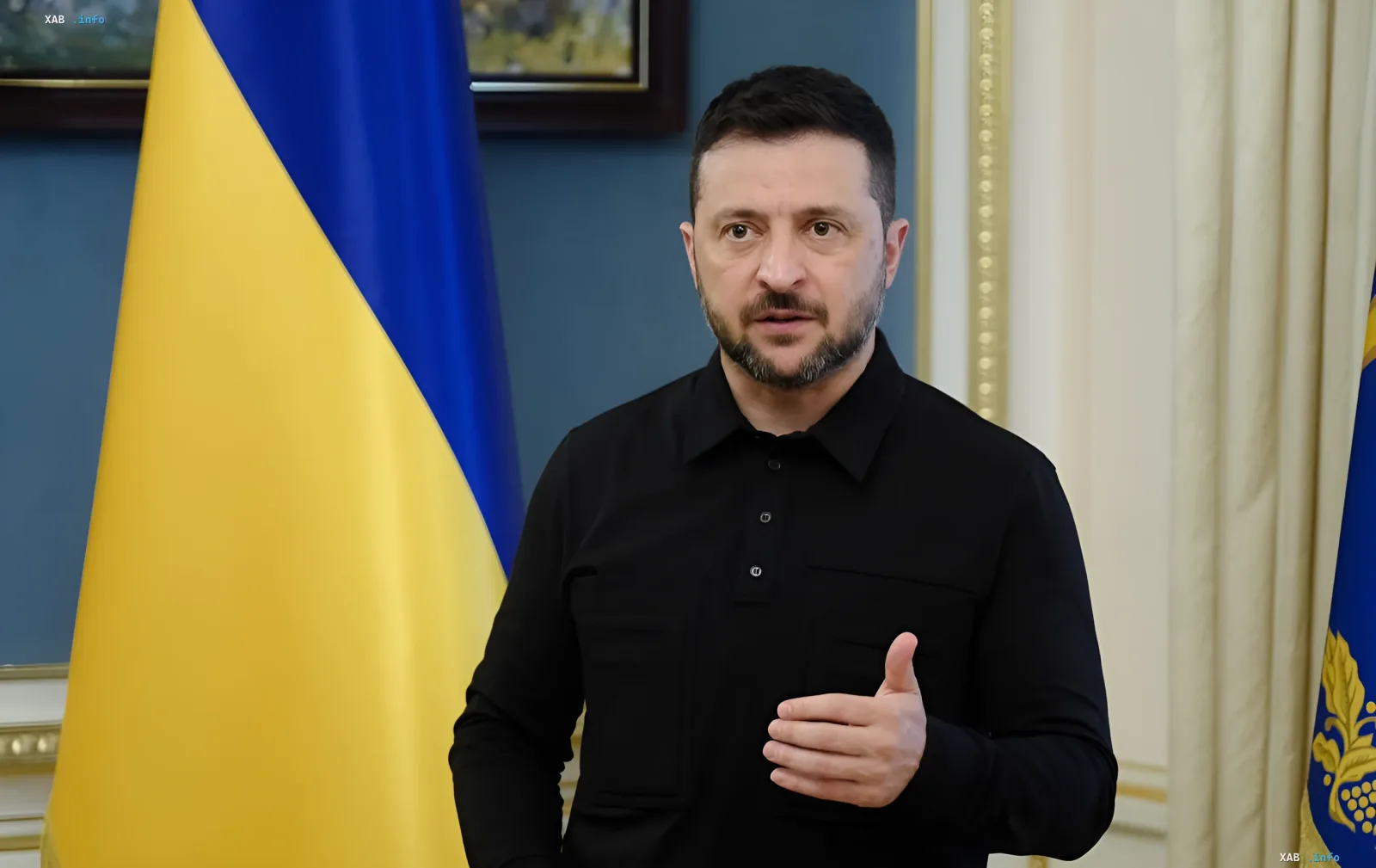 Президент Украины Владимир Зеленский выступает на фоне государственных флагов Украины