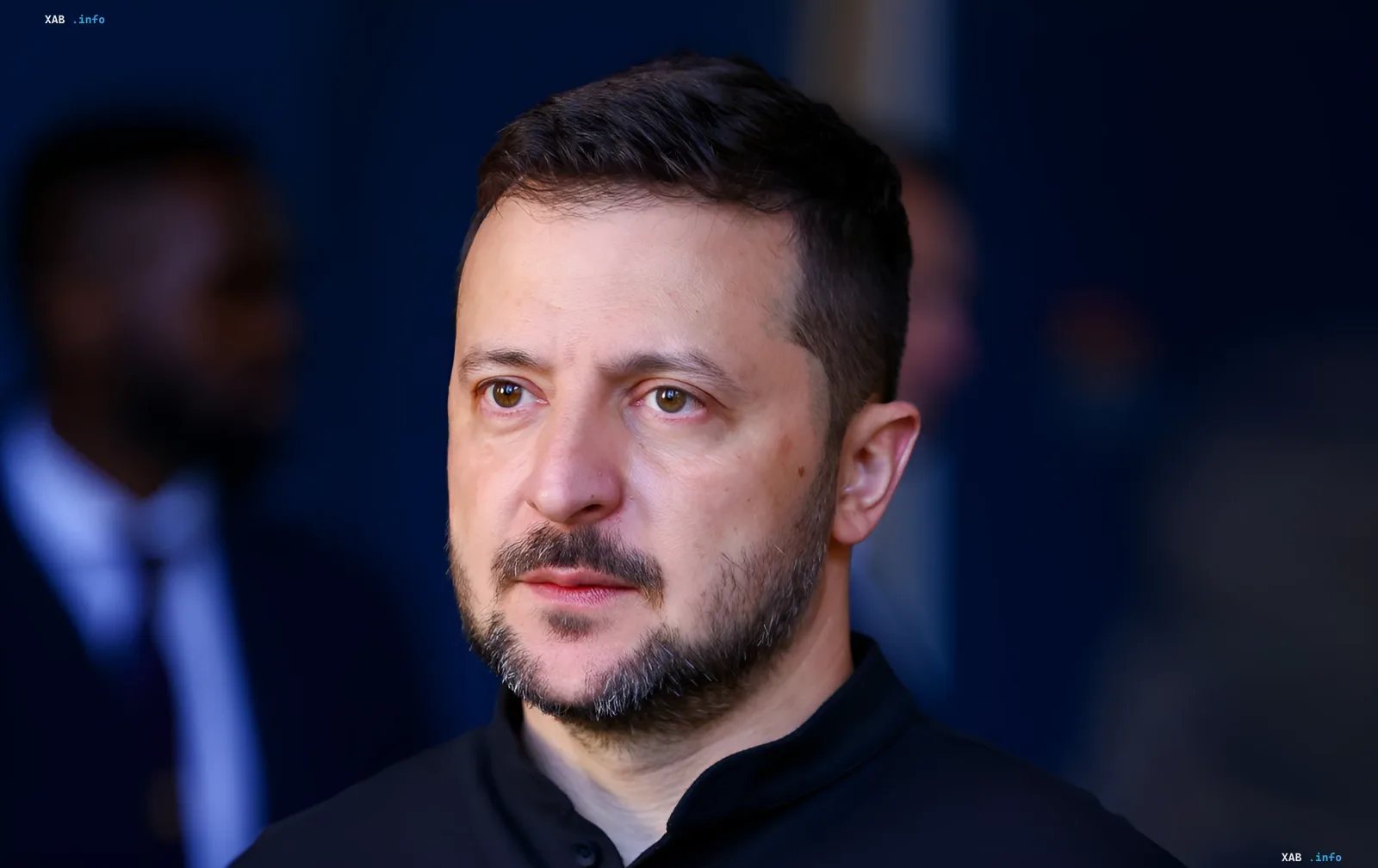 Президент Украины Владимир Зеленский выступает на международном мероприятии в черной футболке.