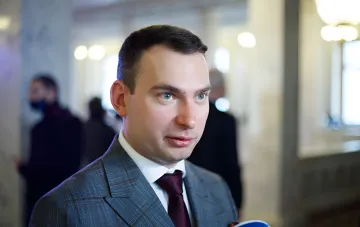 Народный депутат Ярослав Железняк в костюме дает интервью в светлом помещении