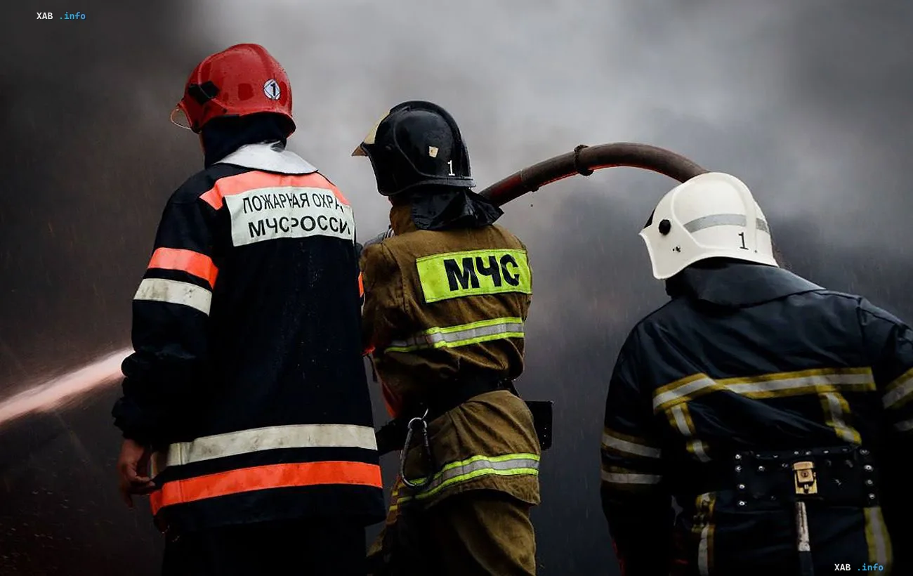 Feuerwehrleute in Schutzkleidung und Helmen bei der Bewältigung eines industriellen Notfalls