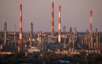 Панорамный вид промышленного предприятия с высокими трубами в Ростовской области