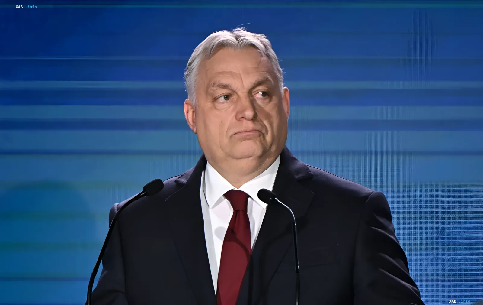 Прем'єр-міністр Угорщини Віктор Орбан виступає на трибуні з мікрофонами