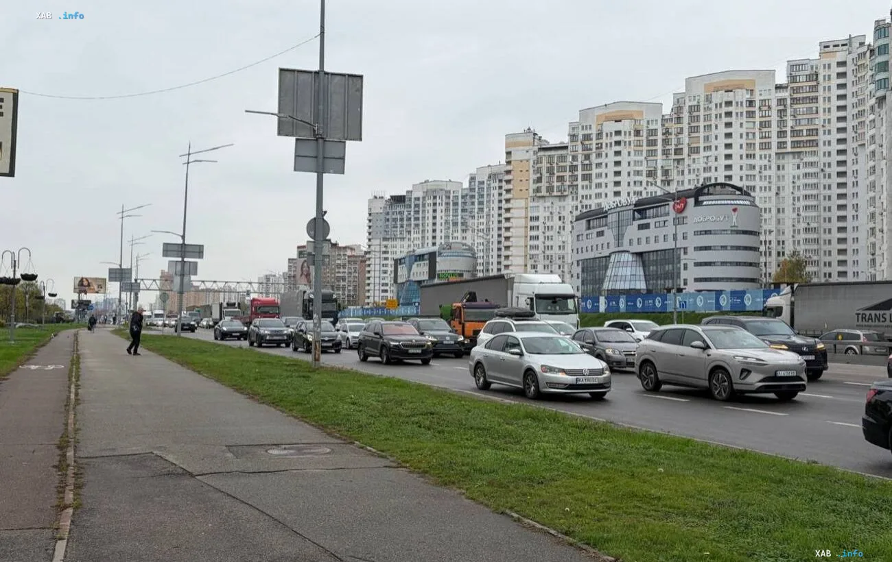 Автомобили стоят в плотной пробке на дороге в Киеве на фоне многоэтажных жилых домов