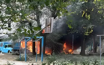 Последствия удара российского дрона по жилому дому в Кременчуге с пожаром и разрушениями