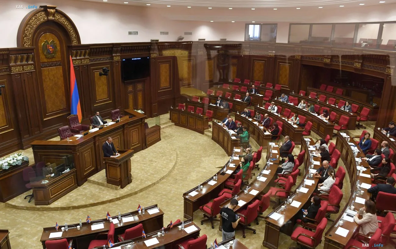 Plenarsaal des armenischen Parlaments während einer Massenschlägerei zwischen Abgeordneten