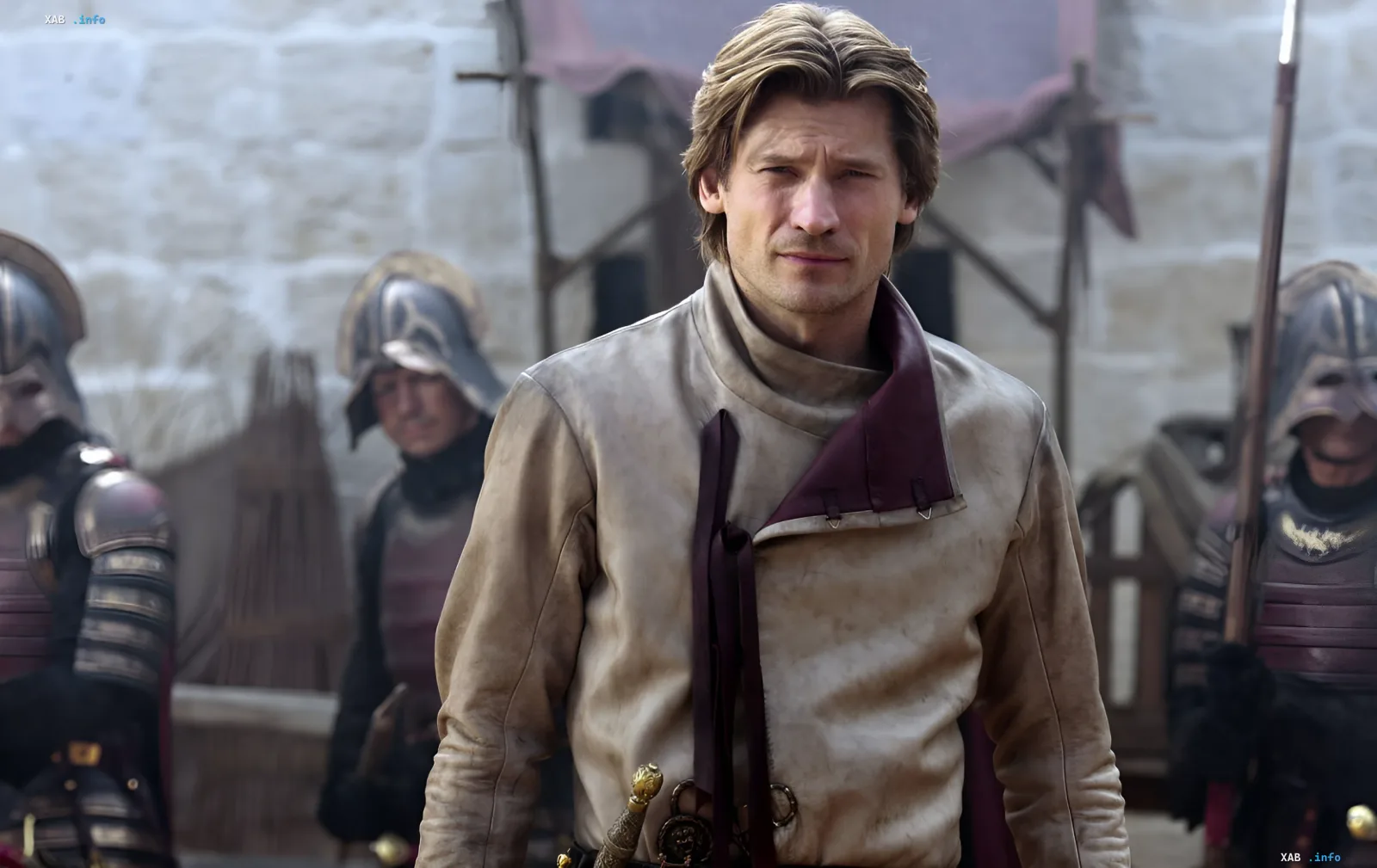 Der dänische Schauspieler Nikolaj Coster-Waldau vor der Kulisse Kiewer Straßen während seines Besuchs