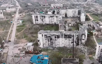 Вид с воздуха на разрушенные многоэтажные жилые дома в зоне боевых действий в Украине