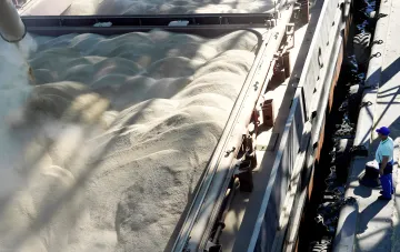 Verladung von Weizen auf ein Schiff in einem Hafen für den Getreideexport