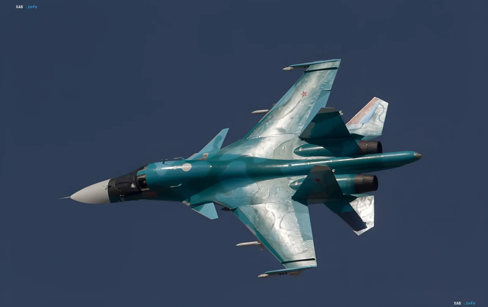 Российский истребитель-бомбардировщик Су-34 в полете на фоне ярко-синего неба