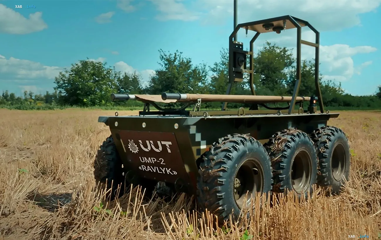 Bodenrobotersystem UMP-2 Ravlyk auf einem Feld während Praxistests