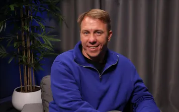 Украинский актер Владимир Гладкий в синей кофте во время интервью в студии