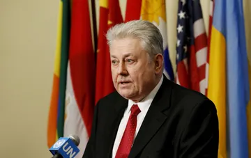 Бывший посол Украины в США и при ООН Владимир Ельченко дает пресс-конференцию на фоне государственных флагов