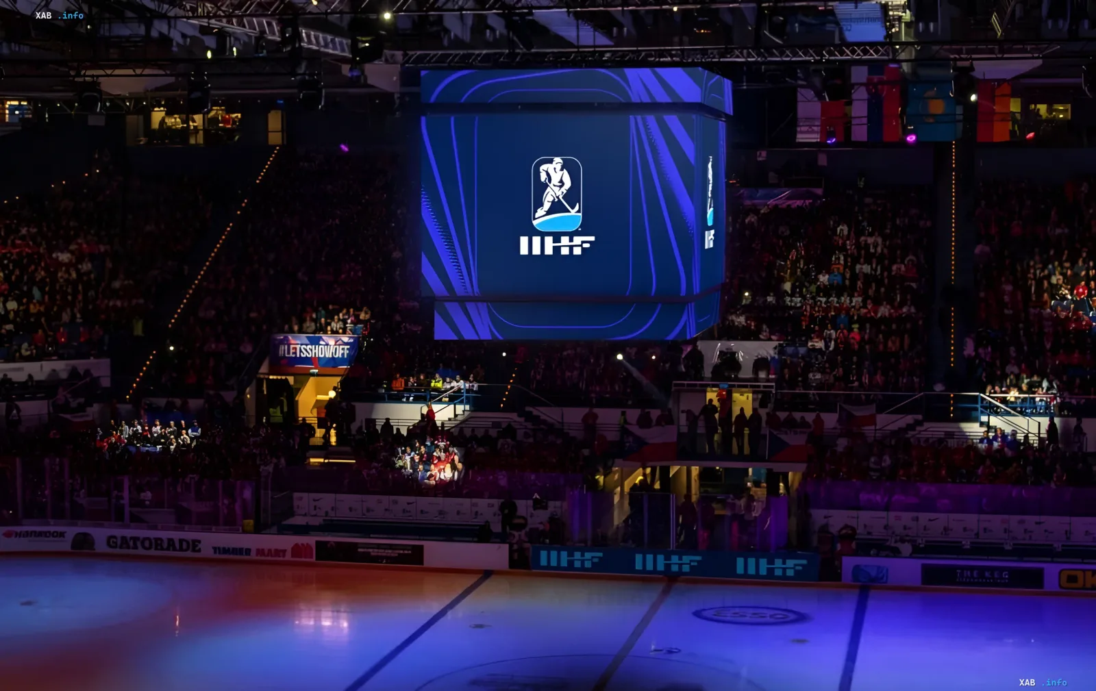 Ледовая арена со светящимся кубом с логотипом IIHF под сводами спорткомплекса