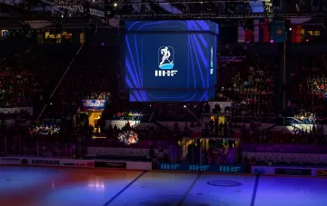 Ледовая арена со светящимся кубом с логотипом IIHF под сводами спорткомплекса