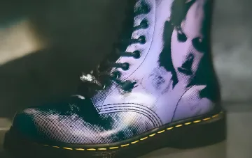 Чорний шкіряний черевик Dr. Martens з колекції Екзорцист із фіолетовим принтом обличчя одержимої Ріган