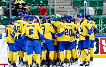Сборная Украины по хоккею в желто-синей форме празднует командный успех на льду арены