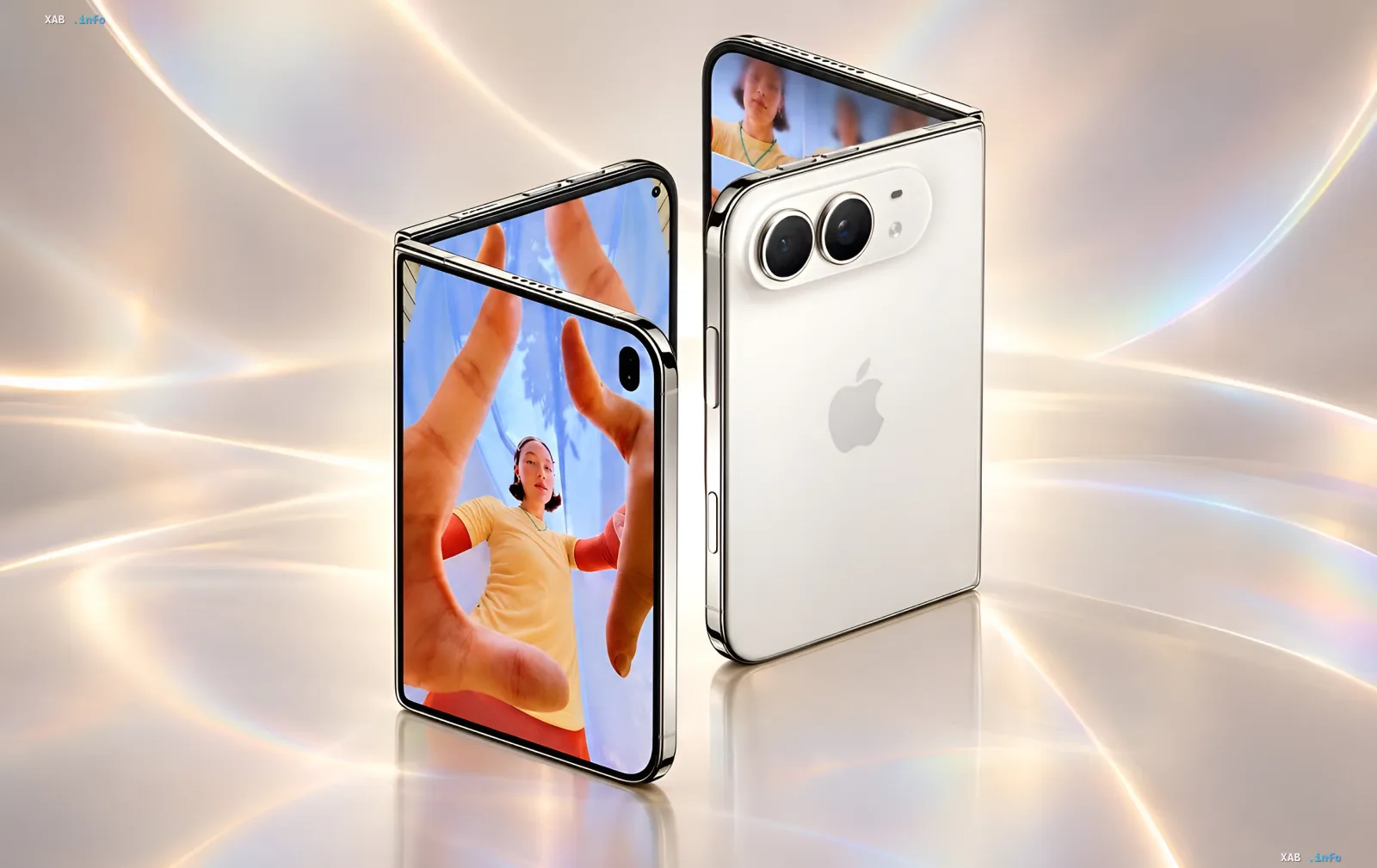 Faltbares Smartphone iPhone Duo im aufgeklappten und geschlossenen Zustand vor glänzendem Hintergrund