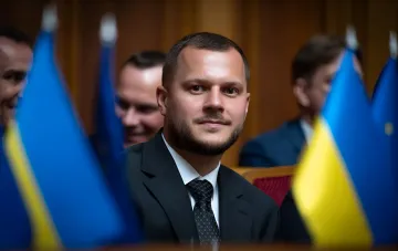 Міністр інфраструктури України Микола Калашник на засіданні у Верховній Раді на тлі прапорів