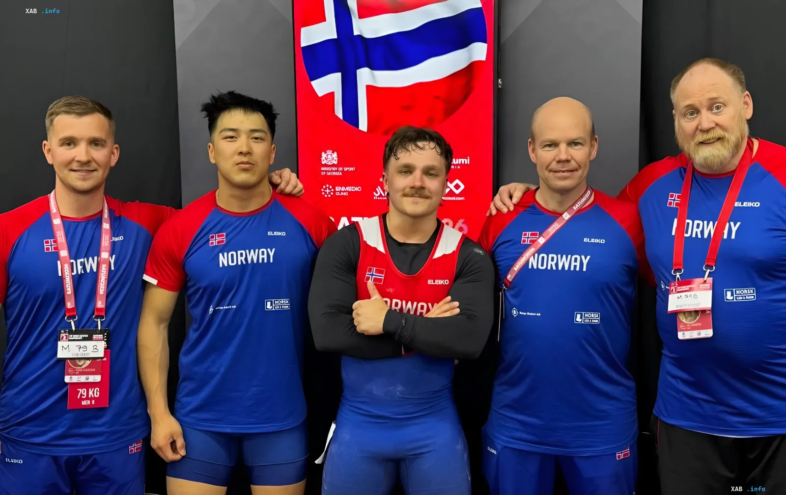 Norwegische Gewichtheber und Trainer in Sportkleidung vor dem Hintergrund der norwegischen Flagge