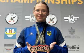 Die ukrainische Gewichtheberin Olha Iwzhenko posiert mit ihren Weltmeisterschaftsmedaillen