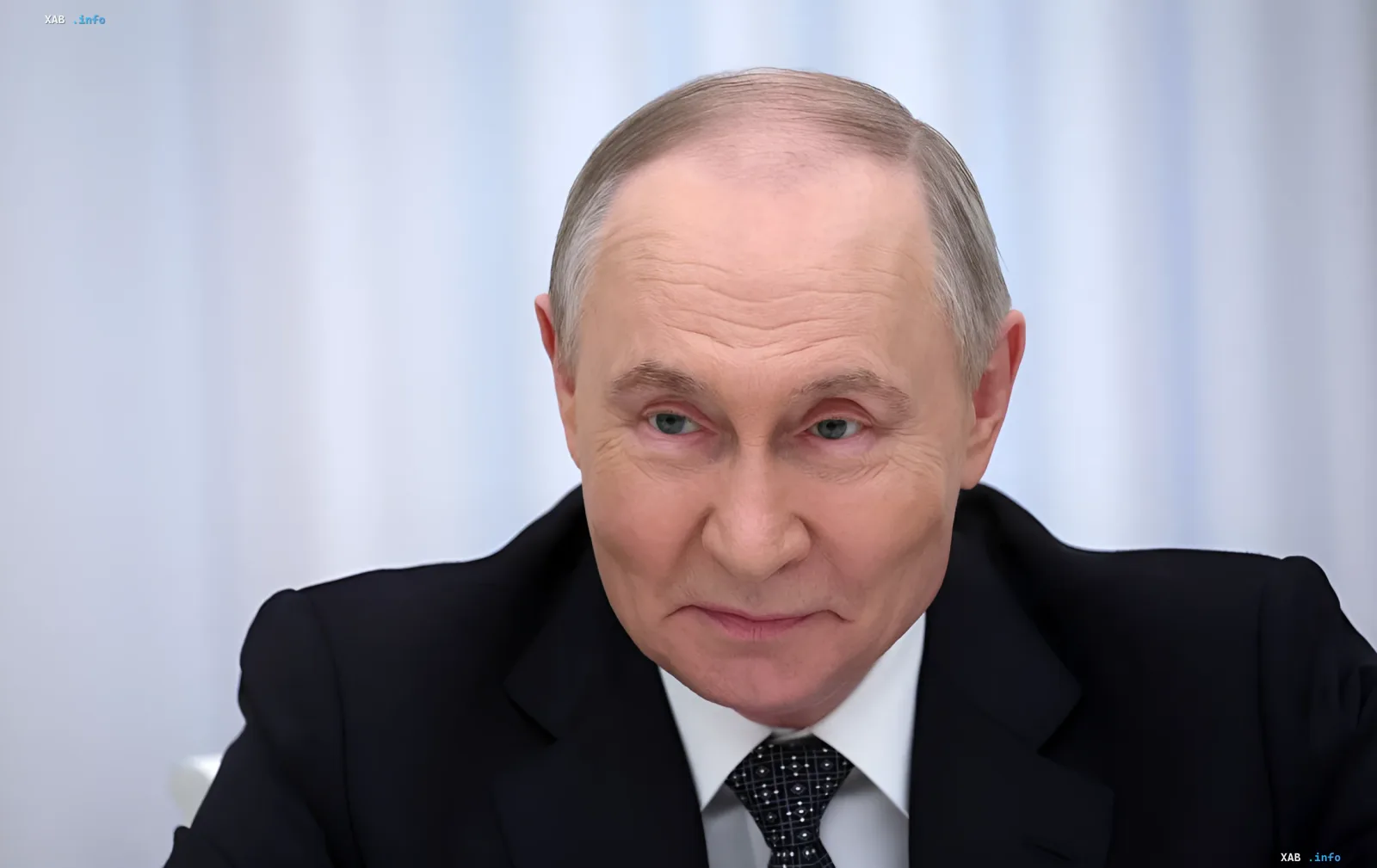 Президент России Владимир Путин на официальном заседании в темном костюме и галстуке