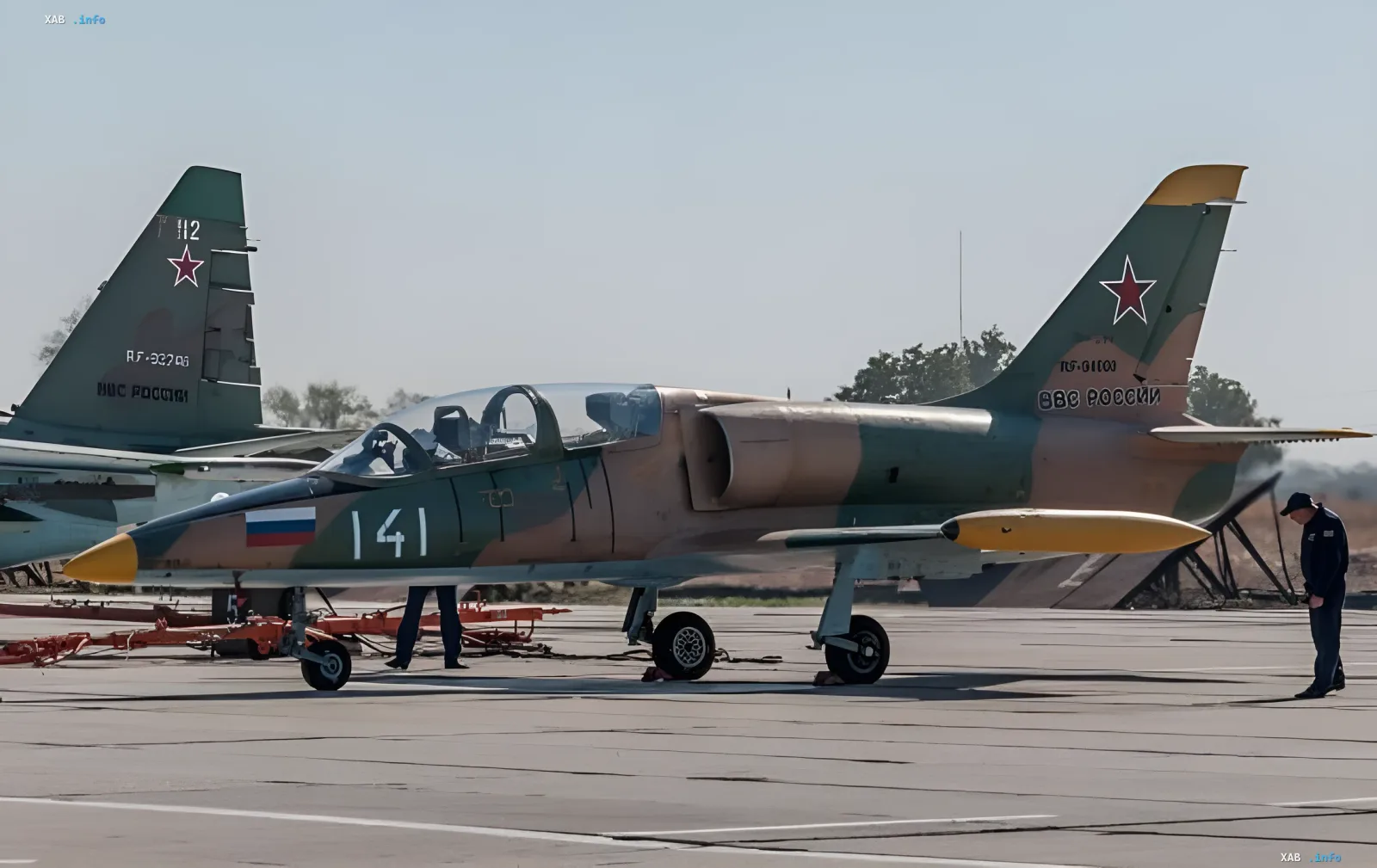 Russisches Militärflugzeug Su-34 auf dem Abstellplatz eines Flugplatzes vor dem Angriff