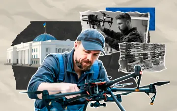 Мужчина в кепке собирает дрон на фоне здания Верховной Рады Украины и завода