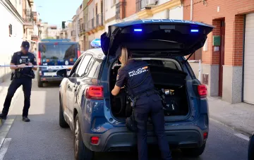 Сотрудники испанской Национальной полиции у патрульной машины на месте взрыва боеприпасов