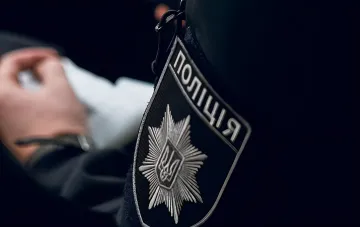 Нарукавный шеврон с надписью Полиция и украинской символикой на форме сотрудника полиции