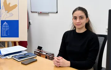 Die stellvertretende israelische Botschafterin in der Ukraine, Mila Tsur, sitzt an einem Schreibtisch im Büro
