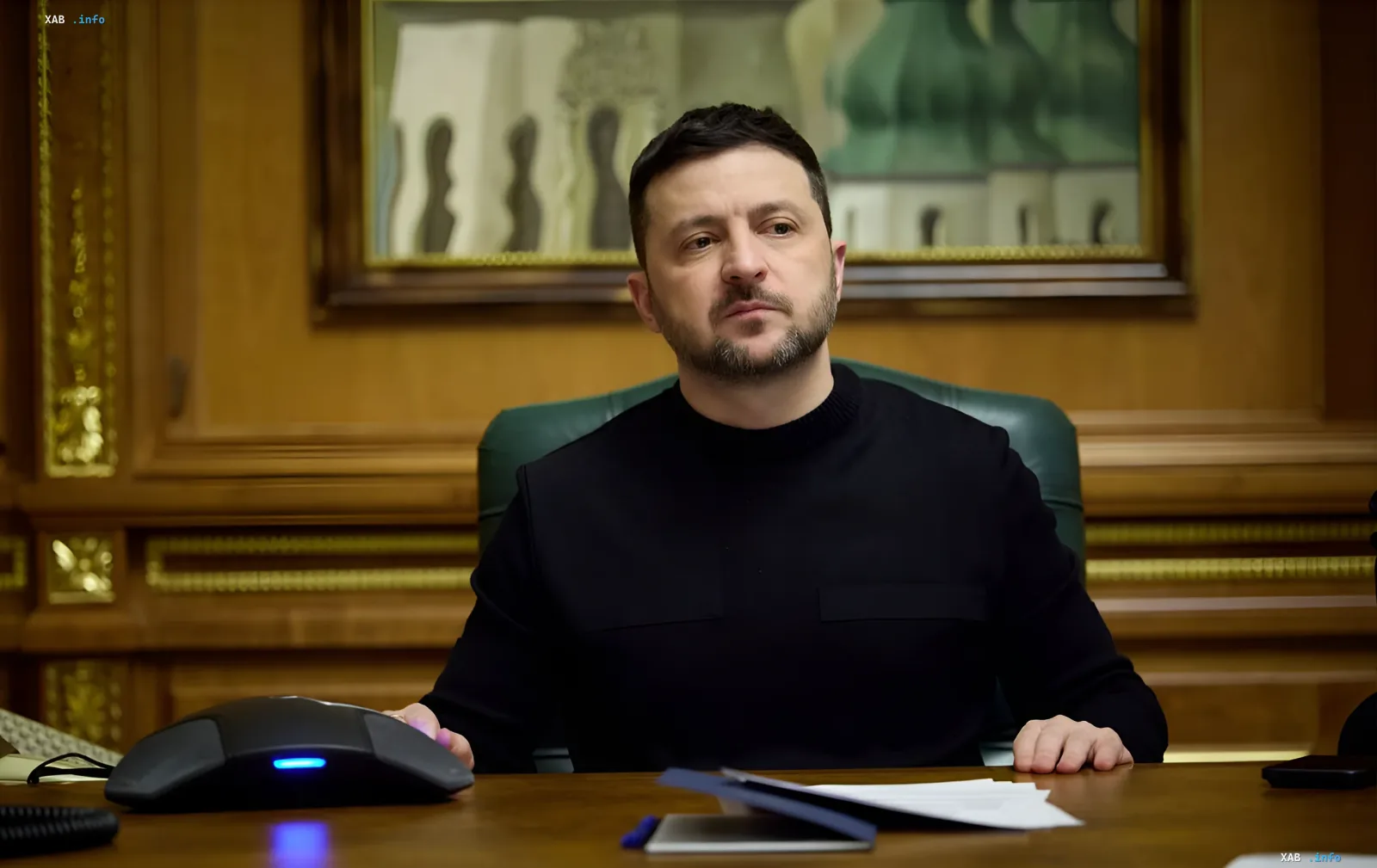 Президент Украины Владимир Зеленский за рабочим столом во время видеоконференции
