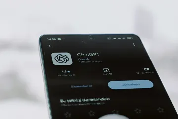 Smartphone in den Händen mit der mobilen ChatGPT-App von OpenAI auf dem Bildschirm