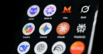 Smartphone mit Symbolen verschiedener Anwendungen für künstliche Intelligenz auf dem Bildschirm in einem dunklen Raum