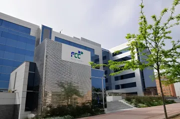Сучасна офісна будівля штаб-квартири FCC у США на тлі блакитного неба