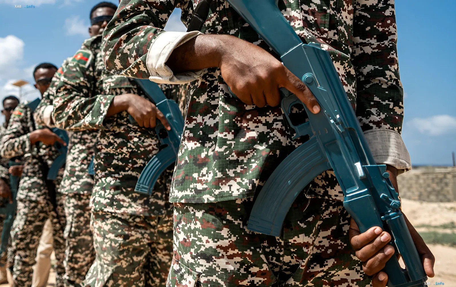 Soldaten in Tarnuniform halten Waffen an einer Position