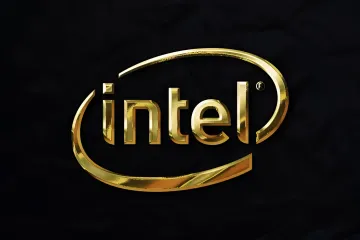 Золотой логотип компании Intel на темном фоне в статьях про процессоры и ИИ