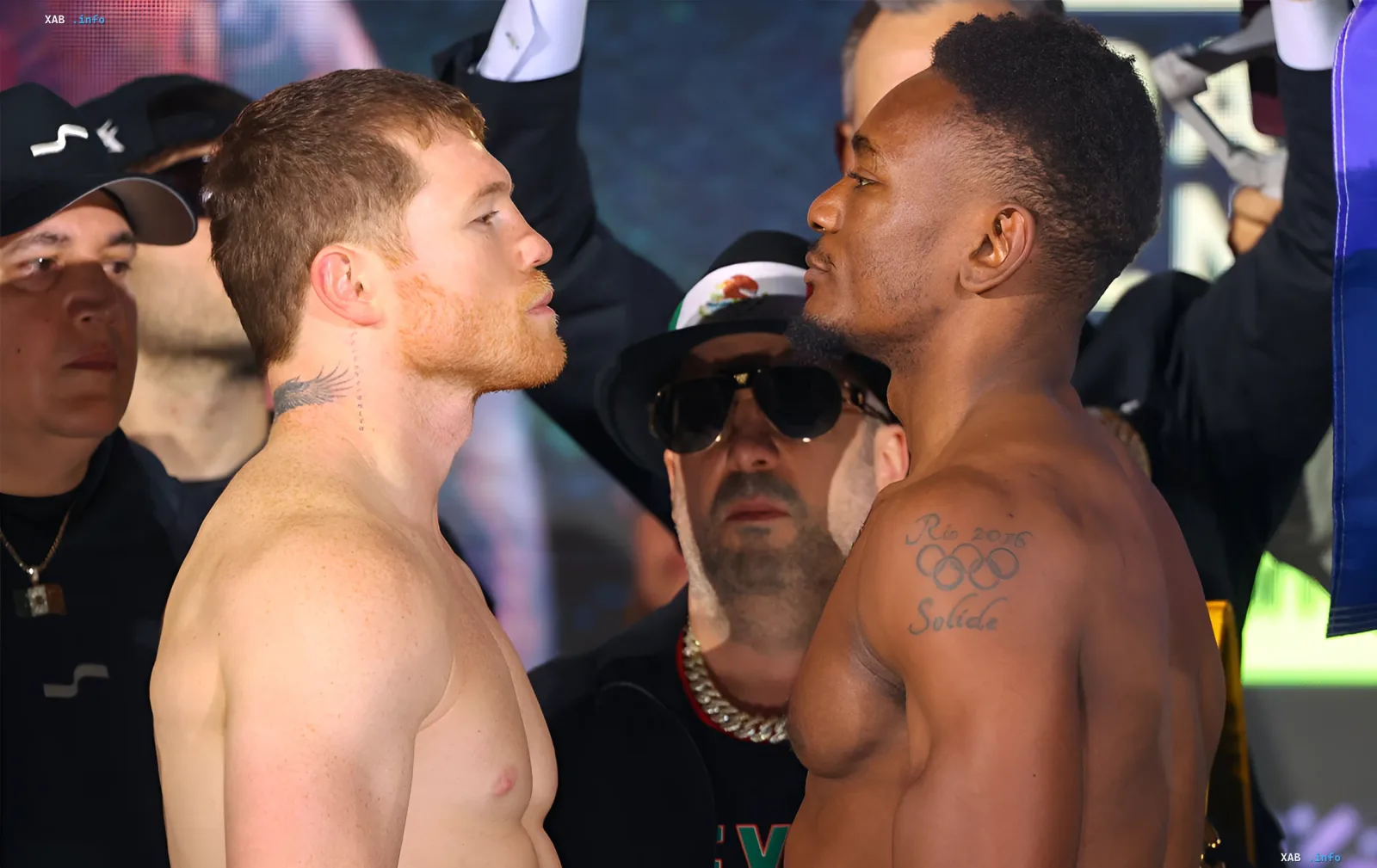 Die Boxer Saul Canelo Alvarez und Christian Mbilli stehen sich beim Staredown vor ihrem Titelkampf gegenüber