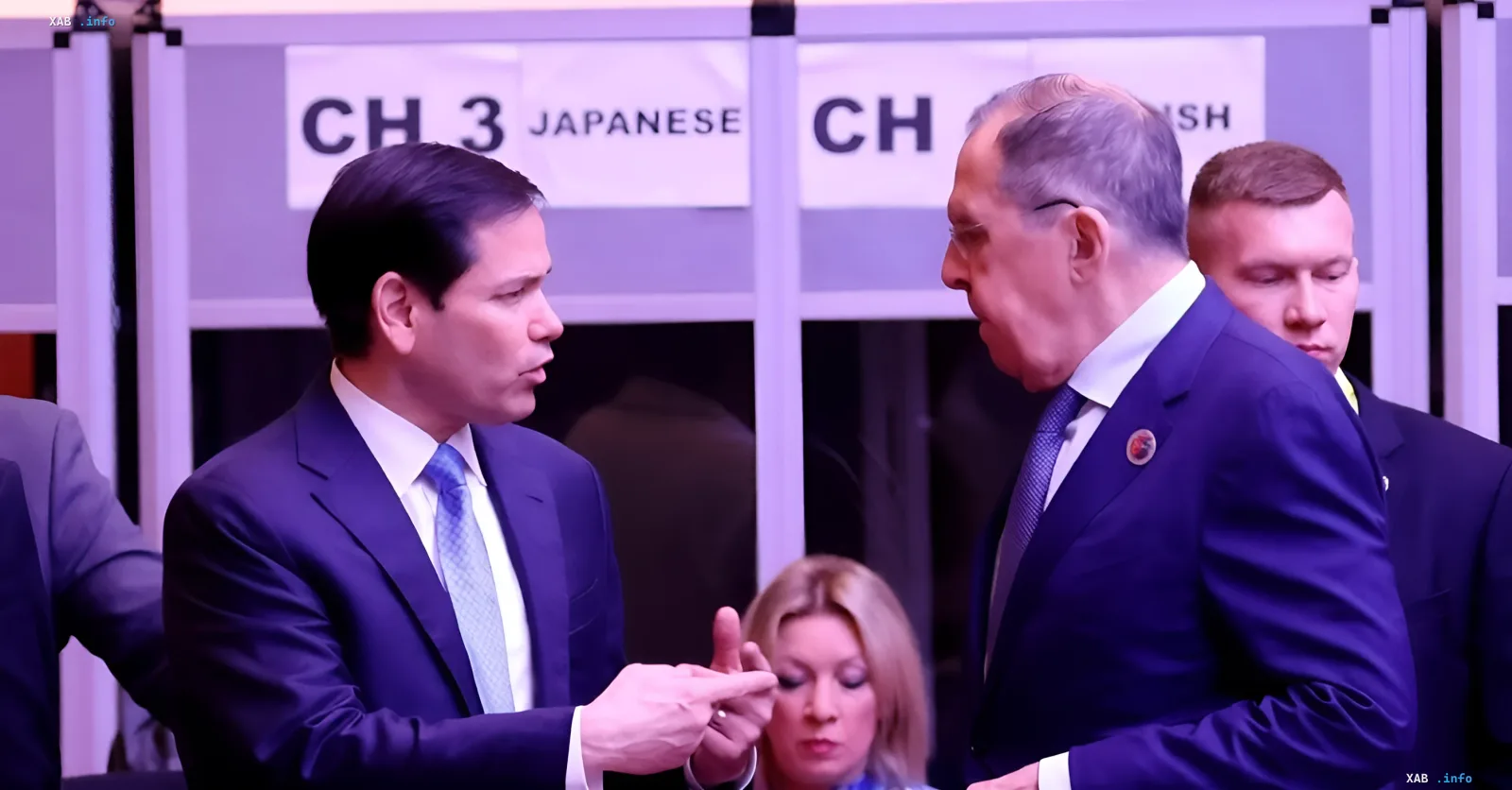 Sergej Lawrow und Marco Rubio führen Gespräche beim G20-Gipfel in Atlanta unter einem Schild mit japanischer Sprache