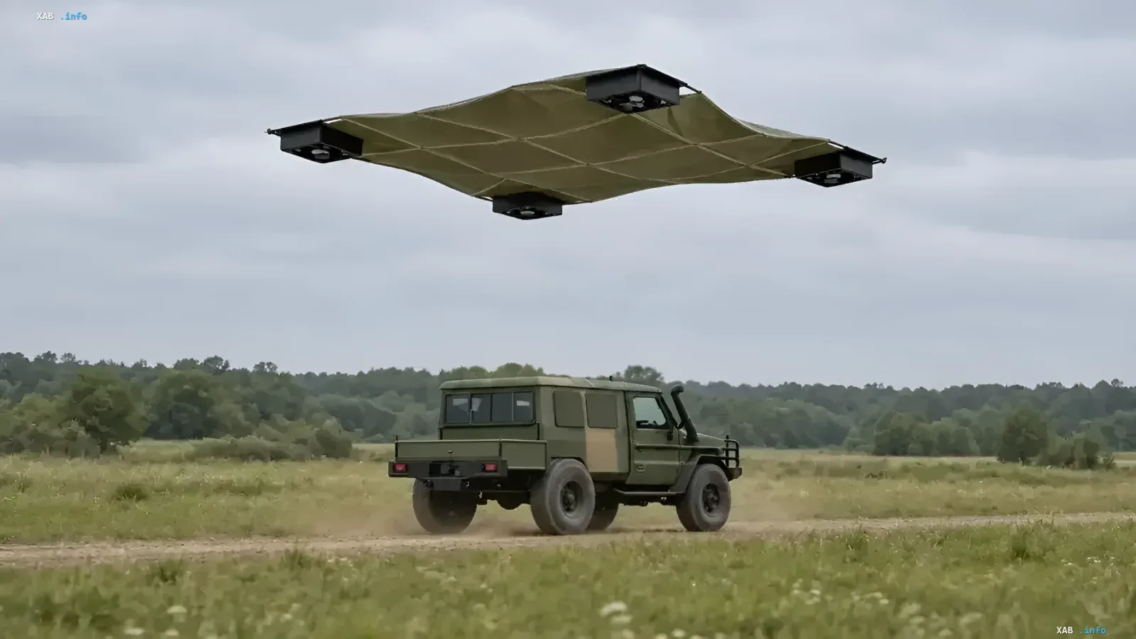 Fliegendes Tarnsystem Air Cover an vier Drohnen schwebend ueber einem Militaerfahrzeug