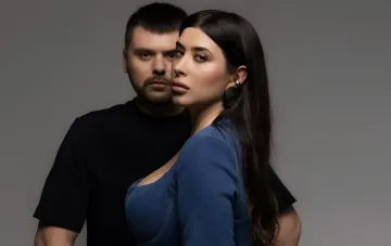 Українська співачка MARIAM та композитор DONTSOV позують разом на сірому тлі