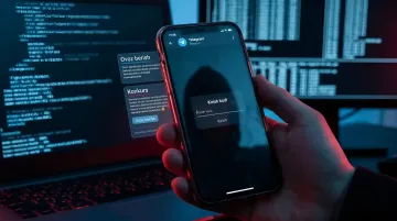 Smartphone in der Hand mit einer Telegram-Phishing-Code-Anfrage vor dem Hintergrund eines Laptops mit Code